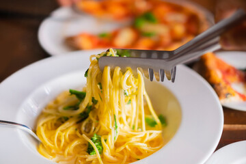 スパゲッティ_ クリームソース背景にピザ