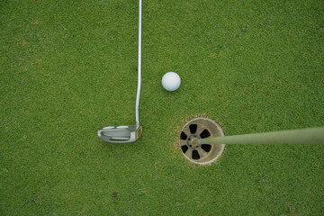 Obraz premium Golf ball and golf club on green in the evening golf course with sunshine in thailand.