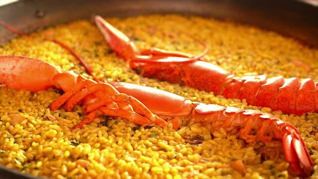 Paella con bogavante ( Paella with lobster)