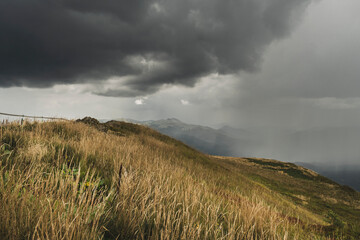 Panorama w Bieszczadach z Połoniny Caryńskiej. Ciemne burzowe chmury , oberwania chmury i nawałnica