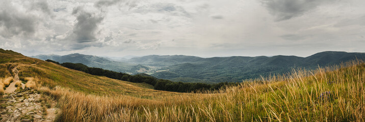 Fototapeta Panorama w Bieszczadach z Połoniny Caryńskiej. Ciemne burzowe chmury obraz