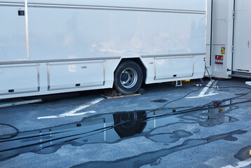 reflets flaques d'eau sur parking et camion remorque