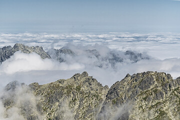 Panorama na  Tatry ze szczytu Krywań wśród i ponad chmurami