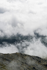 Fototapeta na wymiar Widok z Tatr Słowackich na góry i chmury ze szczytu Krywań