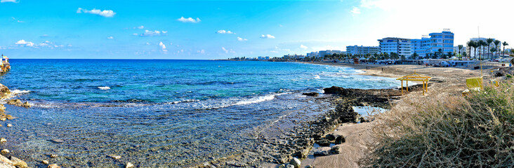 Protaras  Cypr zdjecie panoramiczne przed sezonem wykonane styczen 2023. plaza w oddali hotele  - obrazy, fototapety, plakaty