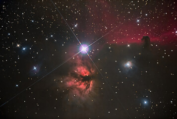 La constellation d'Orion objet stellaire IC434 avec Barnard33 et NGC2024 nébuleuse de la tête de...