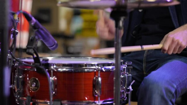Batteur jouant un rythme de caisse claire