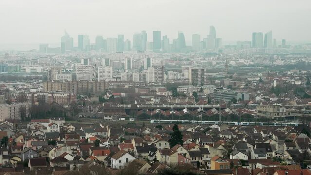 Panoramique sur la ville de Paris avec la defense et la tour eiffel par temps nuageux en hiver