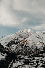 Nieve en las montañas de Tuiza, Asturias. Paisaje hermoso. Aventura