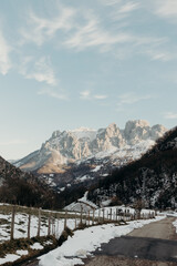 Nieve en las montañas de Tuiza, Asturias. Paisaje hermoso. Aventura