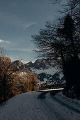 Nieve en las montañas de Tuiza, Asturias. Paisaje hermoso. Aventura
