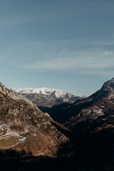 Nieve en las montañas de Tuiza, Asturias. Paisaje hermoso. Aventura