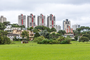 Obraz premium Curitiba Brazil green park with buildings