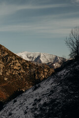 Nieve en las montañas de Tuiza, Asturias. Paisaje hermoso. Aventura