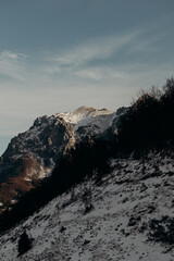 Nieve en las montañas de Tuiza, Asturias. Paisaje hermoso. Aventura
