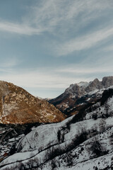 Nieve en las montañas de Tuiza, Asturias. Paisaje hermoso. Aventura