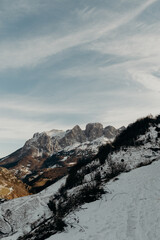 Nieve en las montañas de Tuiza, Asturias. Paisaje hermoso. Aventura