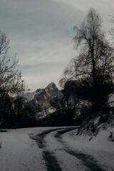 Nieve en las montañas de Tuiza, Asturias. Paisaje hermoso. Aventura