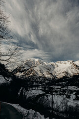 Nieve en las montañas de Tuiza, Asturias. Paisaje hermoso. Aventura