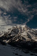 Nieve en las montañas de Tuiza, Asturias. Paisaje hermoso. Aventura