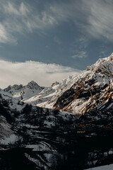 Nieve en las montañas de Tuiza, Asturias. Paisaje hermoso. Aventura