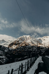 Nieve en las montañas de Tuiza, Asturias. Paisaje hermoso. Aventura