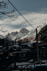 Nieve en las montañas de Tuiza, Asturias. Paisaje hermoso. Aventura