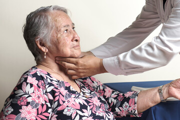 unrecognizable physician palpating carotid pulse of elderly woman - obrazy, fototapety, plakaty