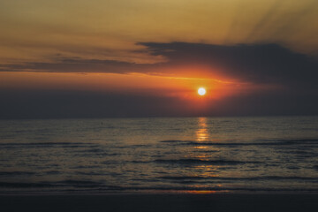 Fototapeta na wymiar tramonto sul mare 