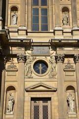 Façade de la cour Carrée à Paris. France