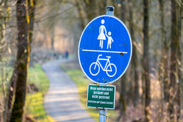 Fuß und Radweg | Schild, Zeichen mit dem Hinweis das im Winter nicht geräumt oder gestreut wird