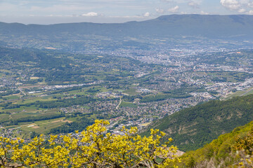 Vue panoramique de la ville de Chambéry en Savoie, France en été