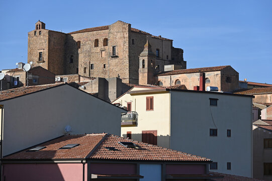 Blick über die Dächer von Castelbuono zur mittelalterlichen Burg