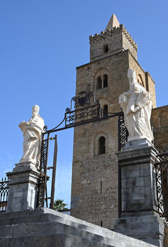 Statuengesäumtes Tor zur normannischen Kathedrale von Cefalu auf Sizilien