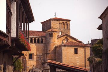Fototapeta premium Santillana del Mar. Santander. Calle y colegiata
