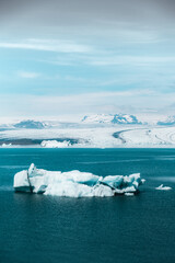 Panorama del ghiacciaio che si scioglie nel lago in Islanda - obrazy, fototapety, plakaty