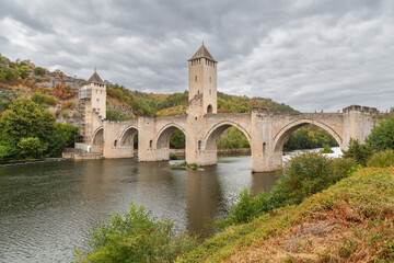 Fototapeta na wymiar Pont Valentré ou pont du Diable à Cahors en France