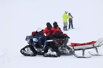  Ratownik górski jedzie z pomocą do wypadku narciarza w górach.  GOPR - obrazy, fototapety, plakaty