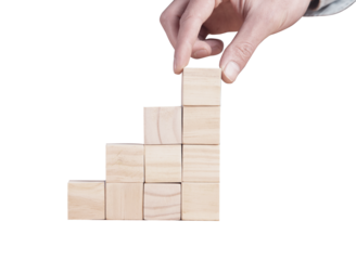 Escalera de bloques. Bloques escalando hacia arriba. Mano sujetando bloques. Construcción. Camino al éxito. Crecimiento. Emprendimiento.