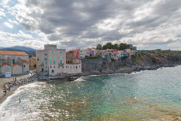 Fototapeta na wymiar Collioure - village de pécheurs catalan sur le littoral méditerranéen en été, France
