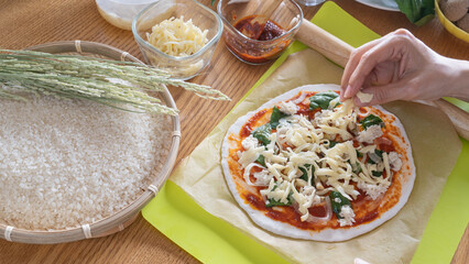 白米と米粉の生地｜米粉ピザを作る女性　イメージ