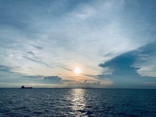 Obraz premium sunset in the sea