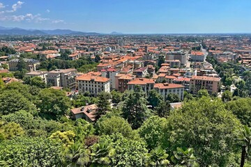 Fototapeta na wymiar view of the city of Bergamo from the walls
