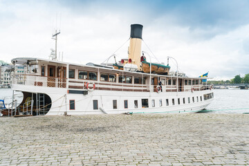 Obraz premium steam boat for sightseeing near the royal palace in Gamla Stan
