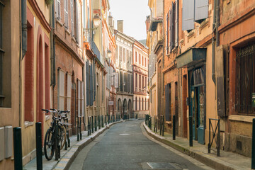 Fototapeta na wymiar An alley in the heart of the old city of Toulouse
