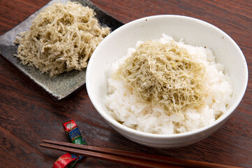 とろろ昆布乗せ御飯