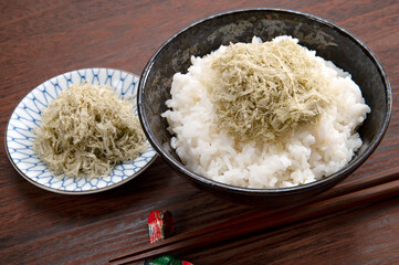 とろろ昆布乗せ御飯