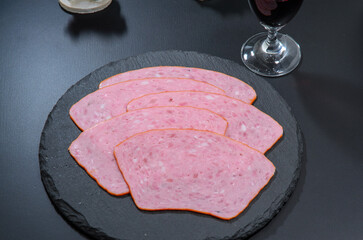 扇形ソーセージをボジョレーヌーヴォーで味わう