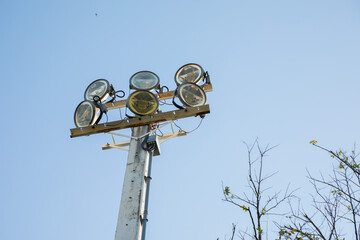 Spotlight bulb Leave it open to illuminate the way at night. There is a lot of brightness