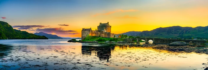 Fotobehang Oranje Eilean Donan Castle at sunset in Scotland  © Pawel Pajor